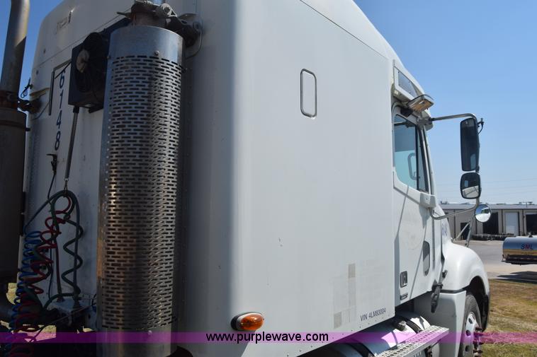 image for item J7226 2004 Freightliner Columbia semi truck