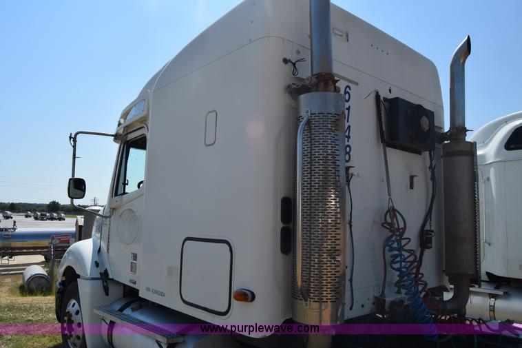 image for item J7226 2004 Freightliner Columbia semi truck