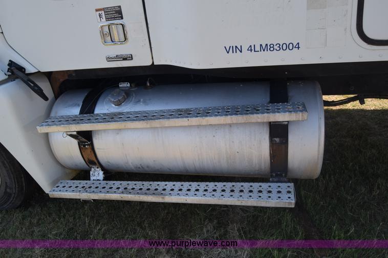 image for item J7226 2004 Freightliner Columbia semi truck