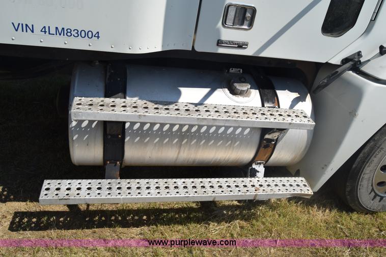 image for item J7226 2004 Freightliner Columbia semi truck