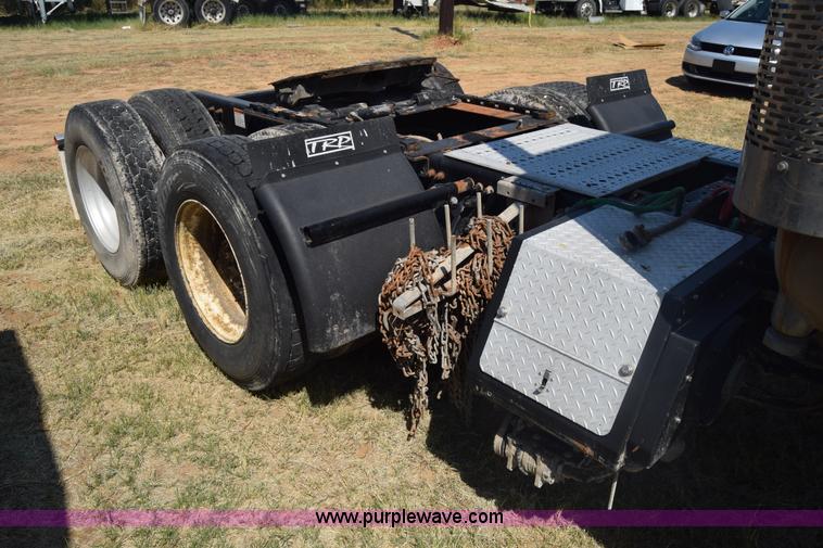 image for item J7226 2004 Freightliner Columbia semi truck