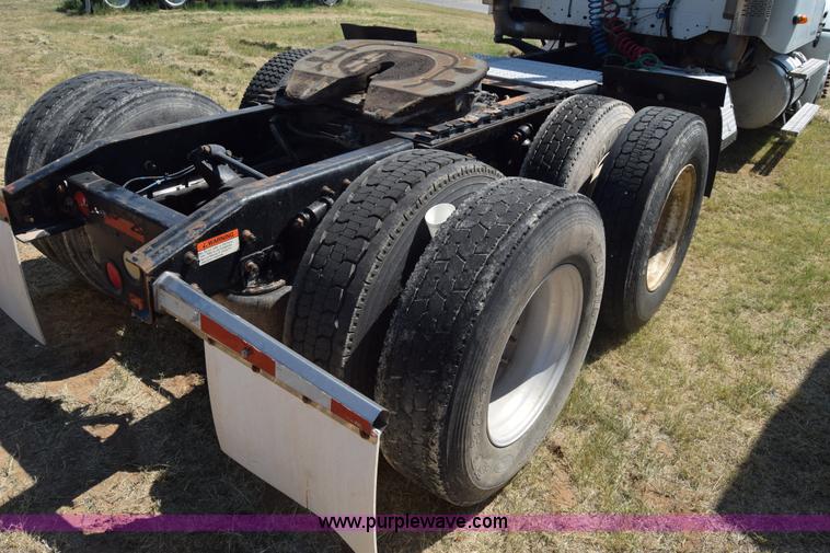 image for item J7226 2004 Freightliner Columbia semi truck