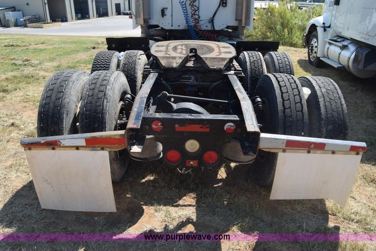 image for item J7226 2004 Freightliner Columbia semi truck