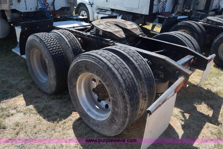 image for item J7226 2004 Freightliner Columbia semi truck