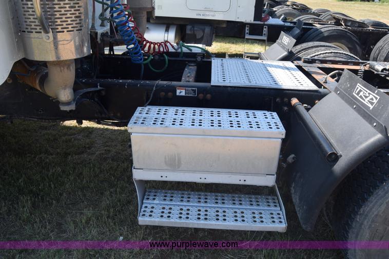 image for item J7226 2004 Freightliner Columbia semi truck