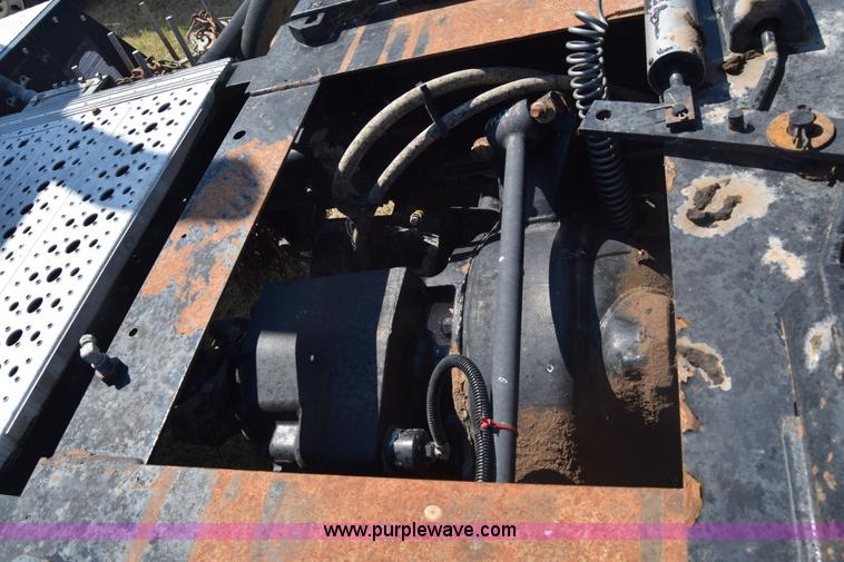 image for item J7226 2004 Freightliner Columbia semi truck