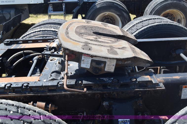 image for item J7226 2004 Freightliner Columbia semi truck