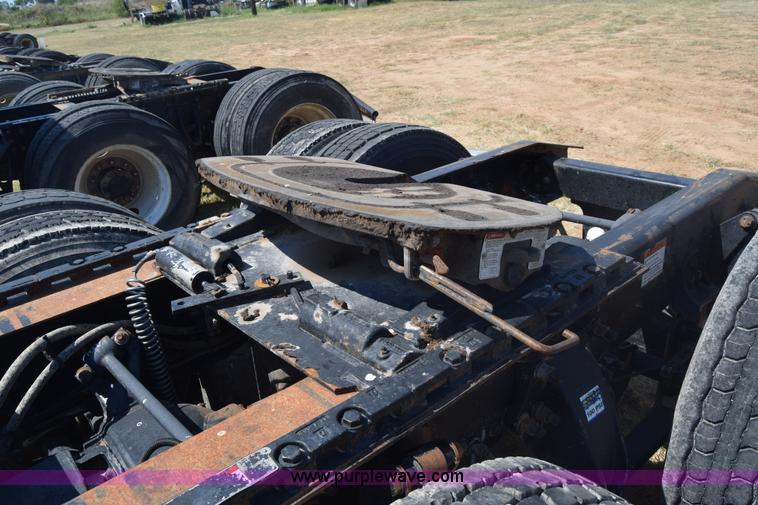 image for item J7226 2004 Freightliner Columbia semi truck