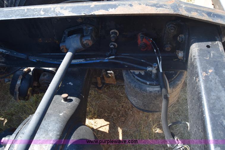 image for item J7226 2004 Freightliner Columbia semi truck