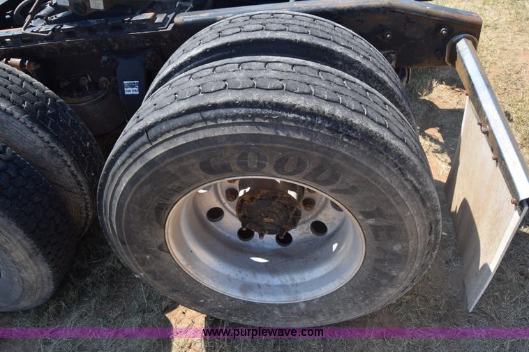 image for item J7226 2004 Freightliner Columbia semi truck