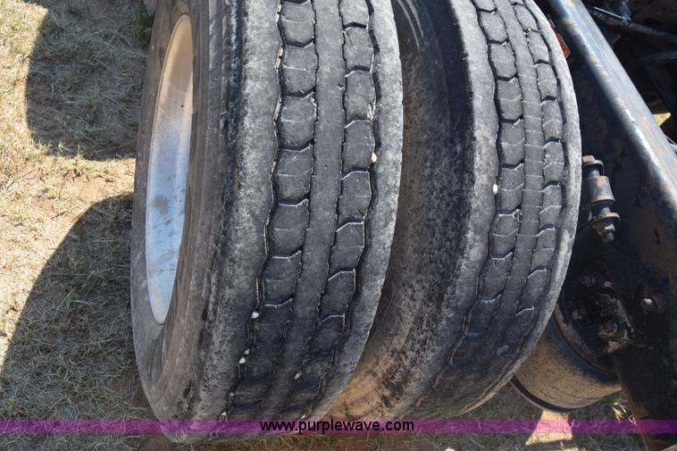 image for item J7226 2004 Freightliner Columbia semi truck