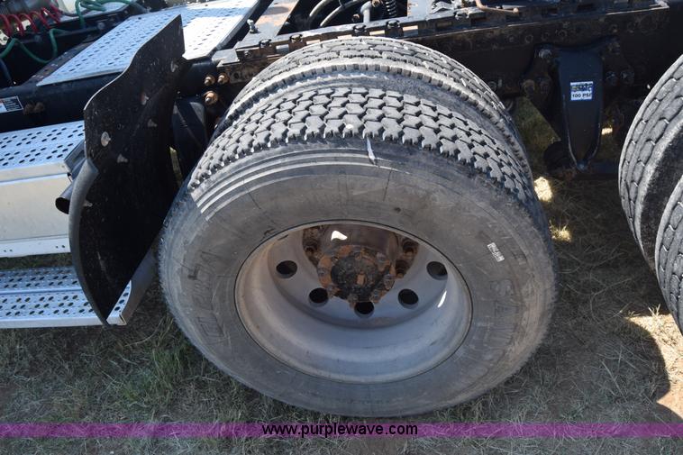 image for item J7226 2004 Freightliner Columbia semi truck