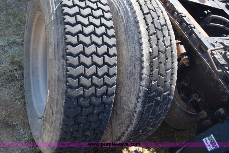 image for item J7226 2004 Freightliner Columbia semi truck