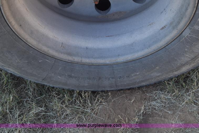 image for item J7226 2004 Freightliner Columbia semi truck