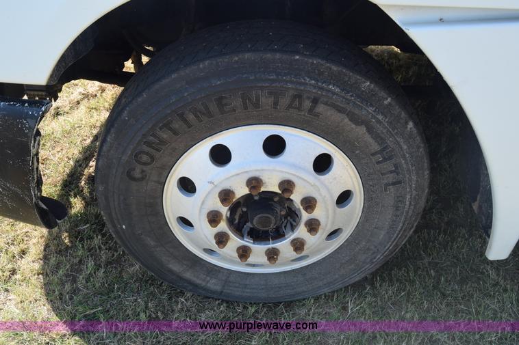 image for item J7226 2004 Freightliner Columbia semi truck