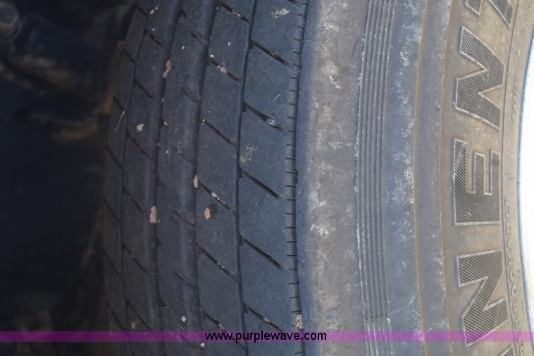 image for item J7226 2004 Freightliner Columbia semi truck