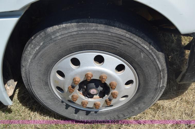 image for item J7226 2004 Freightliner Columbia semi truck