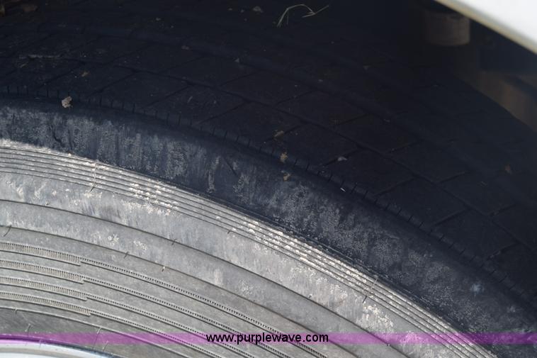 image for item J7226 2004 Freightliner Columbia semi truck