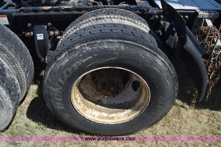 image for item J7226 2004 Freightliner Columbia semi truck