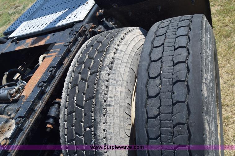 image for item J7226 2004 Freightliner Columbia semi truck