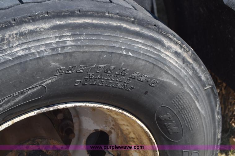 image for item J7226 2004 Freightliner Columbia semi truck