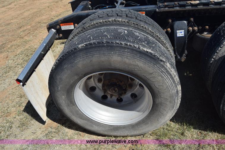 image for item J7226 2004 Freightliner Columbia semi truck