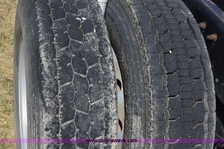 image for item J7226 2004 Freightliner Columbia semi truck