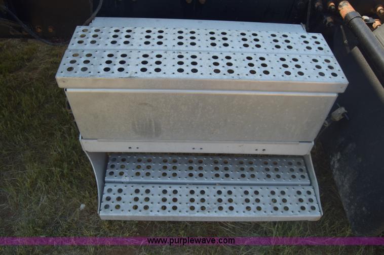 image for item J7226 2004 Freightliner Columbia semi truck