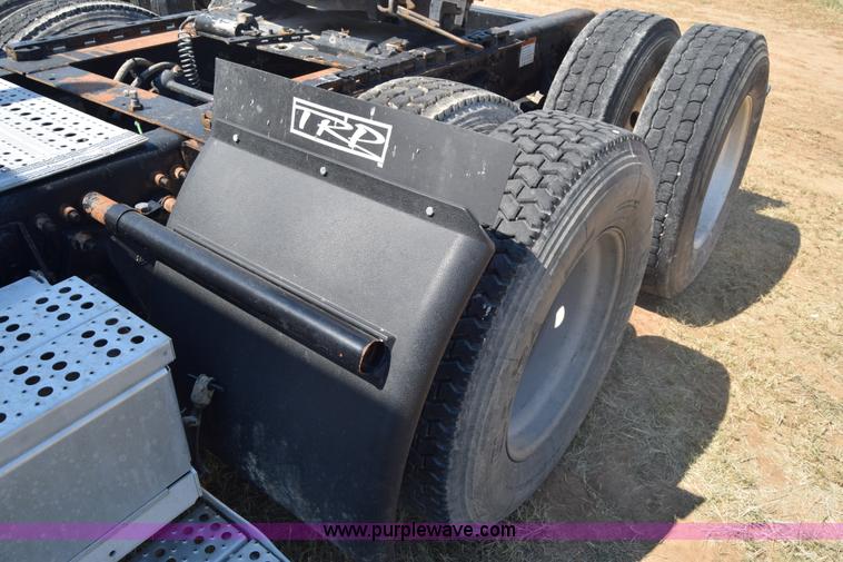 image for item J7226 2004 Freightliner Columbia semi truck