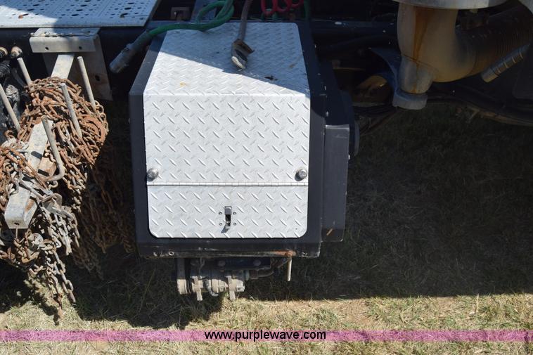 image for item J7226 2004 Freightliner Columbia semi truck