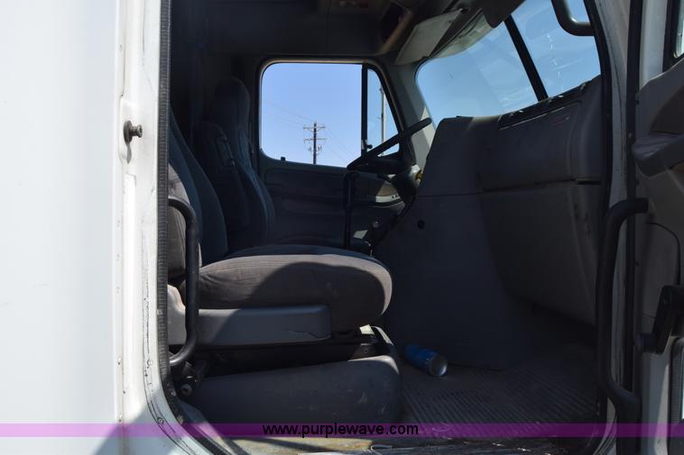 image for item J7226 2004 Freightliner Columbia semi truck