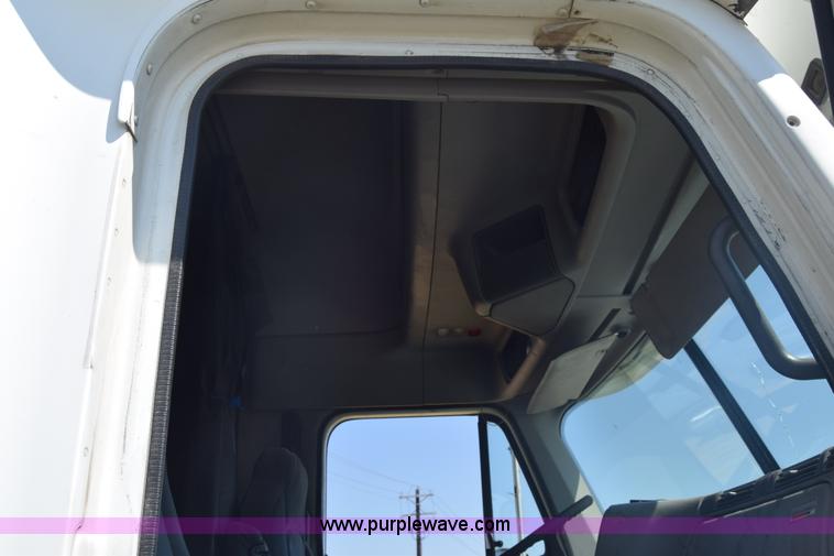 image for item J7226 2004 Freightliner Columbia semi truck