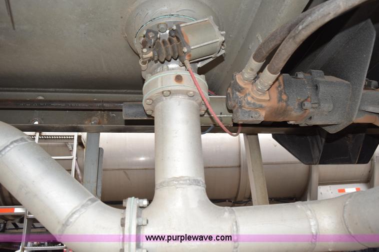 image for item J8473 1980 Fruehauf tanker trailer