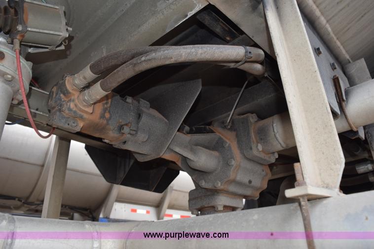 image for item J8473 1980 Fruehauf tanker trailer