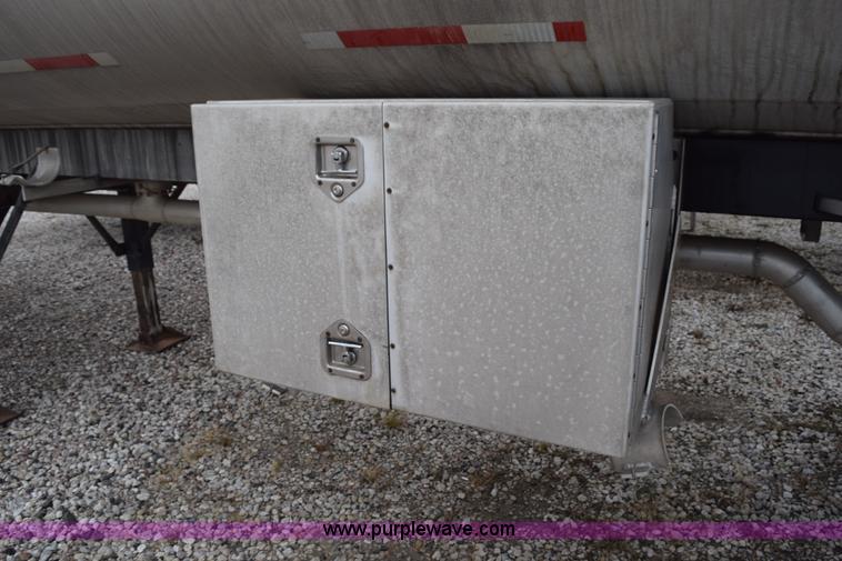 image for item J8473 1980 Fruehauf tanker trailer