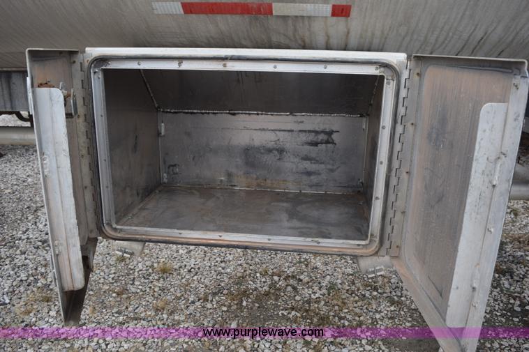 image for item J8473 1980 Fruehauf tanker trailer