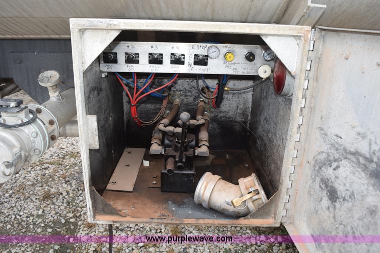 image for item J8473 1980 Fruehauf tanker trailer