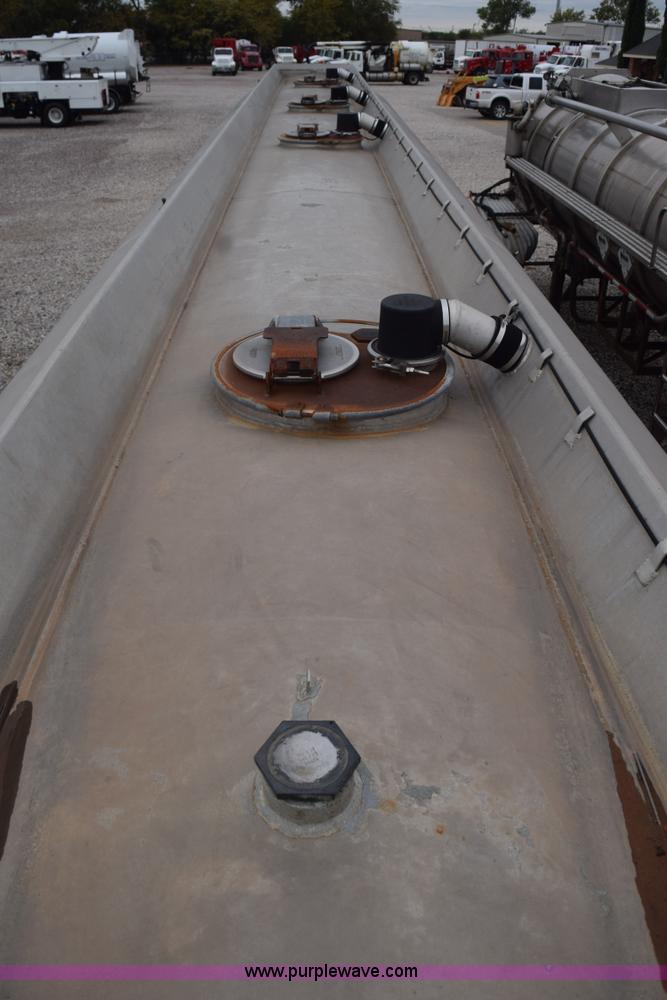 image for item J8473 1980 Fruehauf tanker trailer