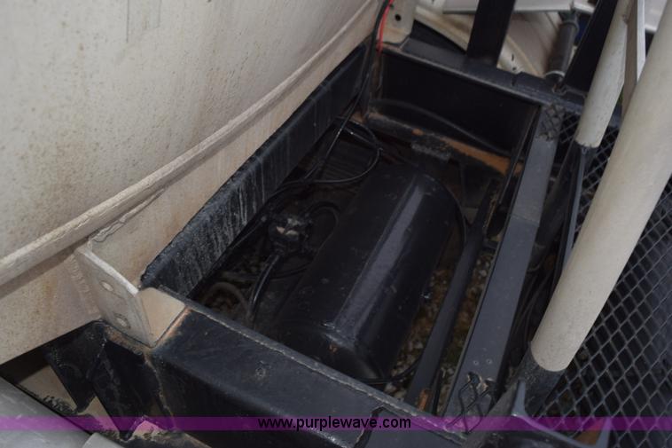 image for item J8473 1980 Fruehauf tanker trailer