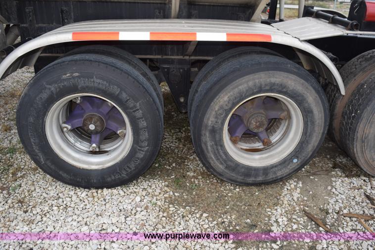 image for item J8473 1980 Fruehauf tanker trailer