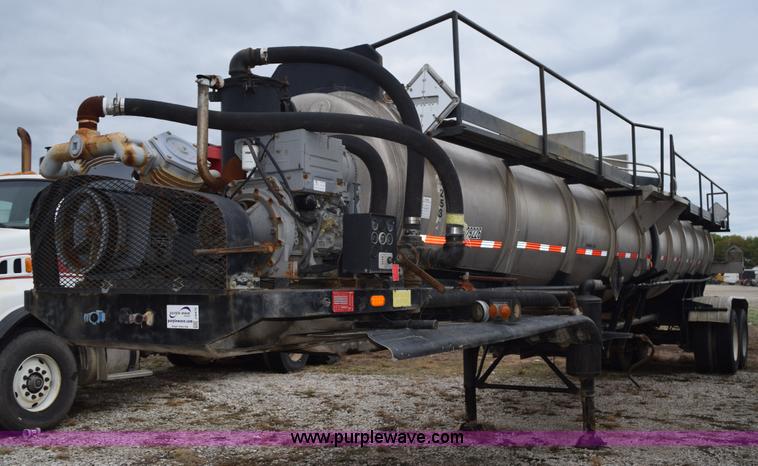 image for item J8475 1973 Fruehauf tank trailer