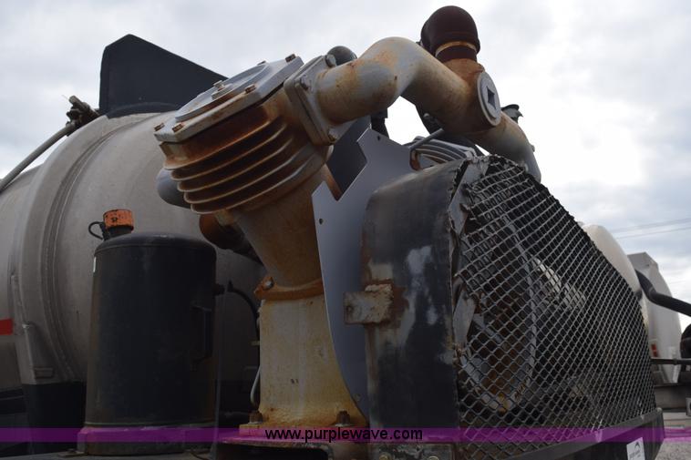 image for item J8475 1973 Fruehauf tank trailer