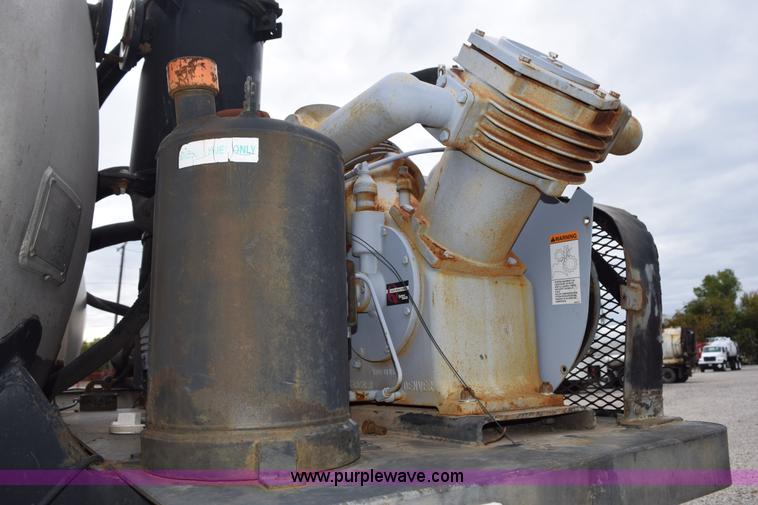 image for item J8475 1973 Fruehauf tank trailer