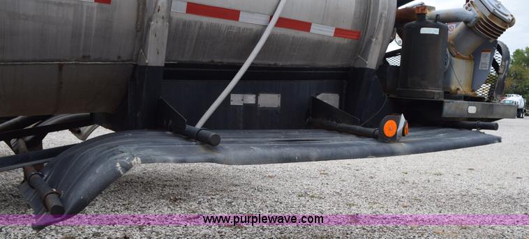 image for item J8475 1973 Fruehauf tank trailer