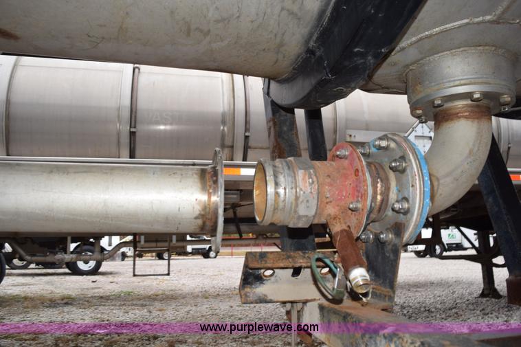 image for item J8475 1973 Fruehauf tank trailer