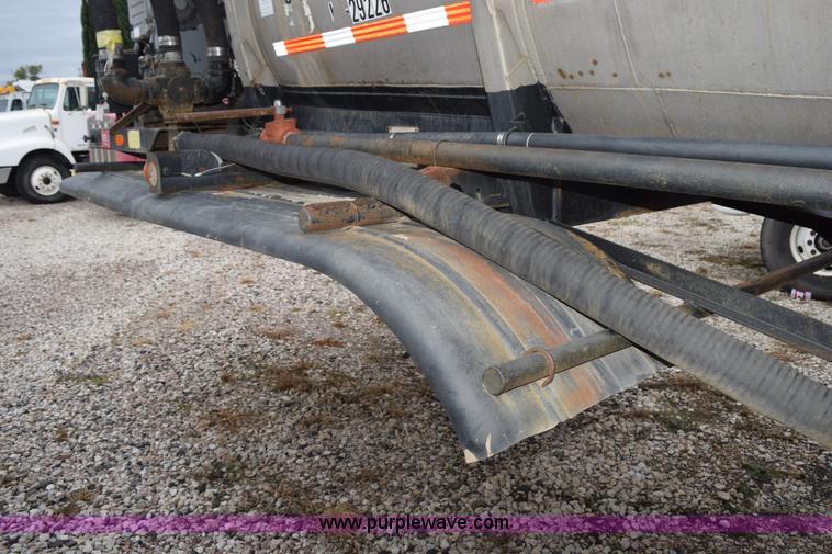 image for item J8475 1973 Fruehauf tank trailer