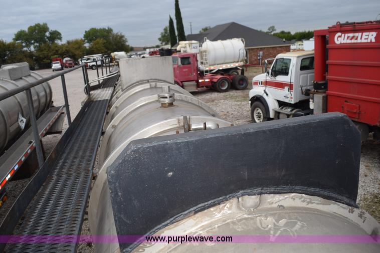 image for item J8475 1973 Fruehauf tank trailer