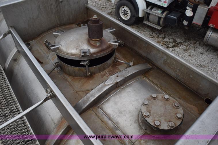 image for item J8475 1973 Fruehauf tank trailer