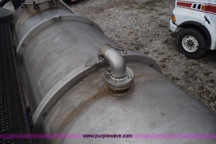 image for item J8475 1973 Fruehauf tank trailer