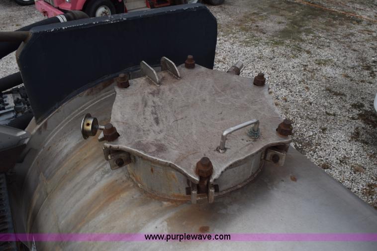 image for item J8475 1973 Fruehauf tank trailer